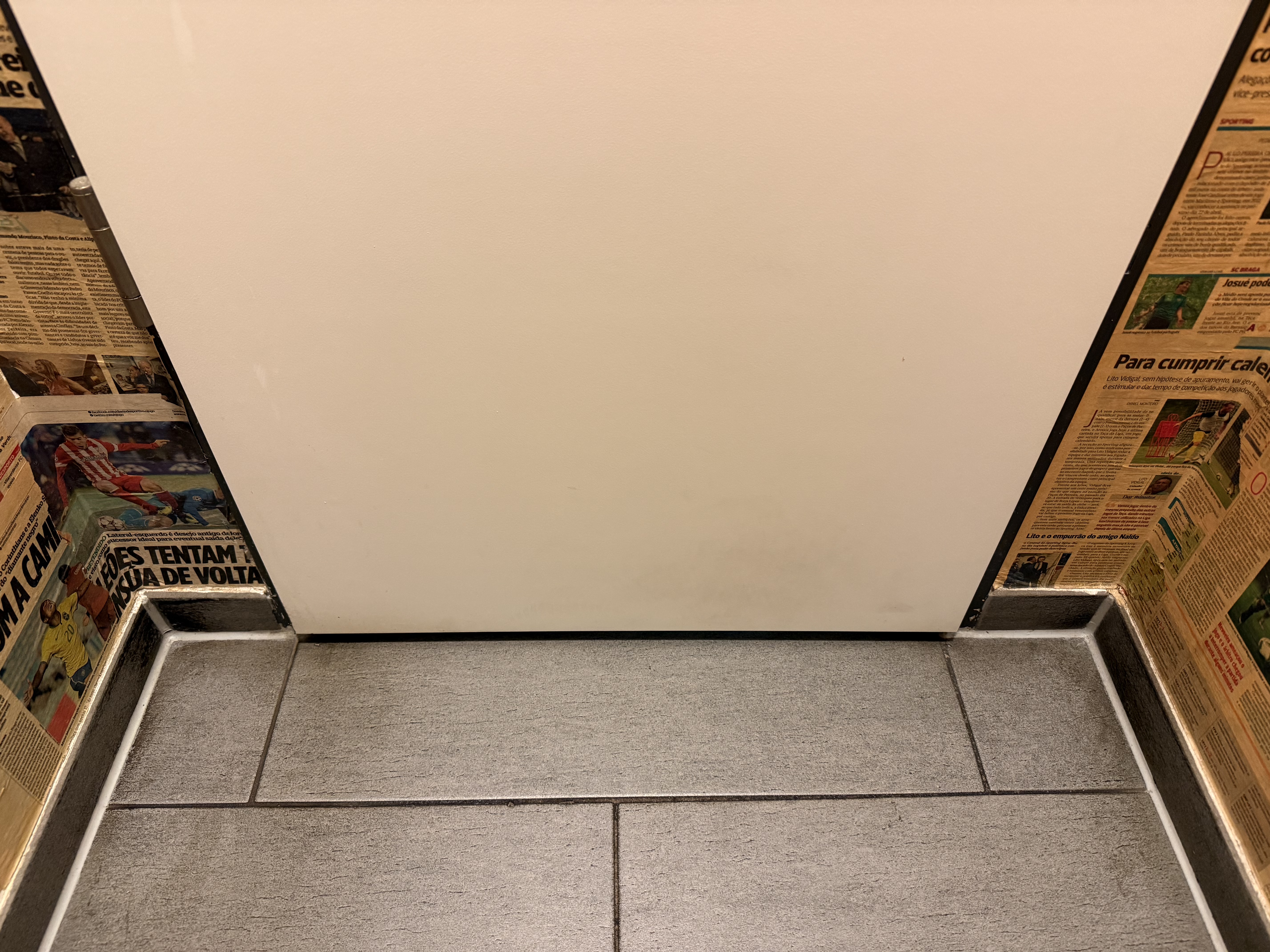 Toilettentüren Nr. 253: Restaurant „Cave Tapas“, Düsseldorf / Deutschalnd (2025)