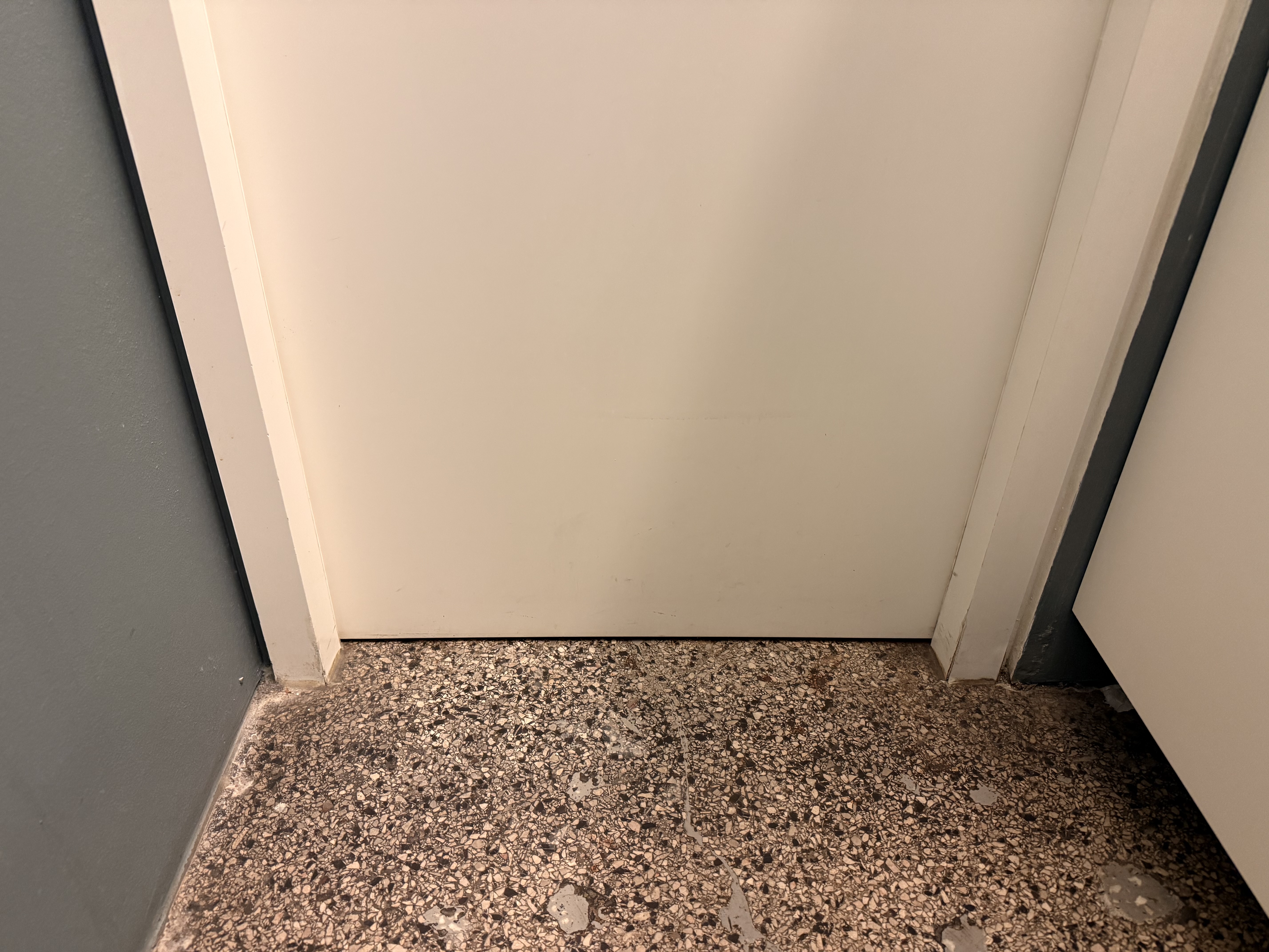 Toilettentüren Nr. 254: „Bulle“ Bistro im Glas Lennarz, Düsseldorf / Deutschland (2025)